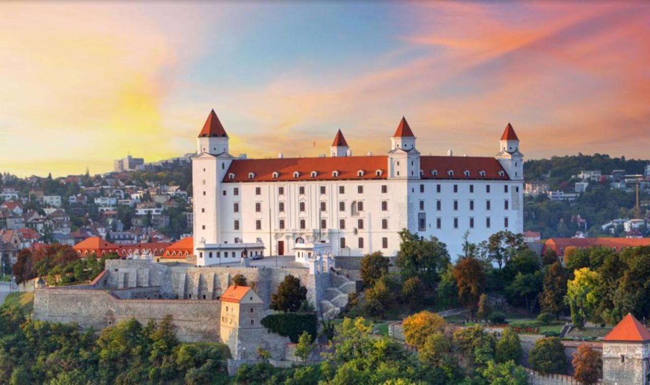 Apartman Matty V Tichom Dvore Priamo V Centre Bratislava Exterior photo
